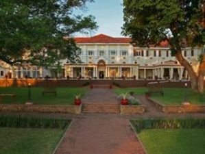 ©Victoria Falls Hotel, Simbabwe; Kalahari – Afrika Spezial Safaris, Dresden